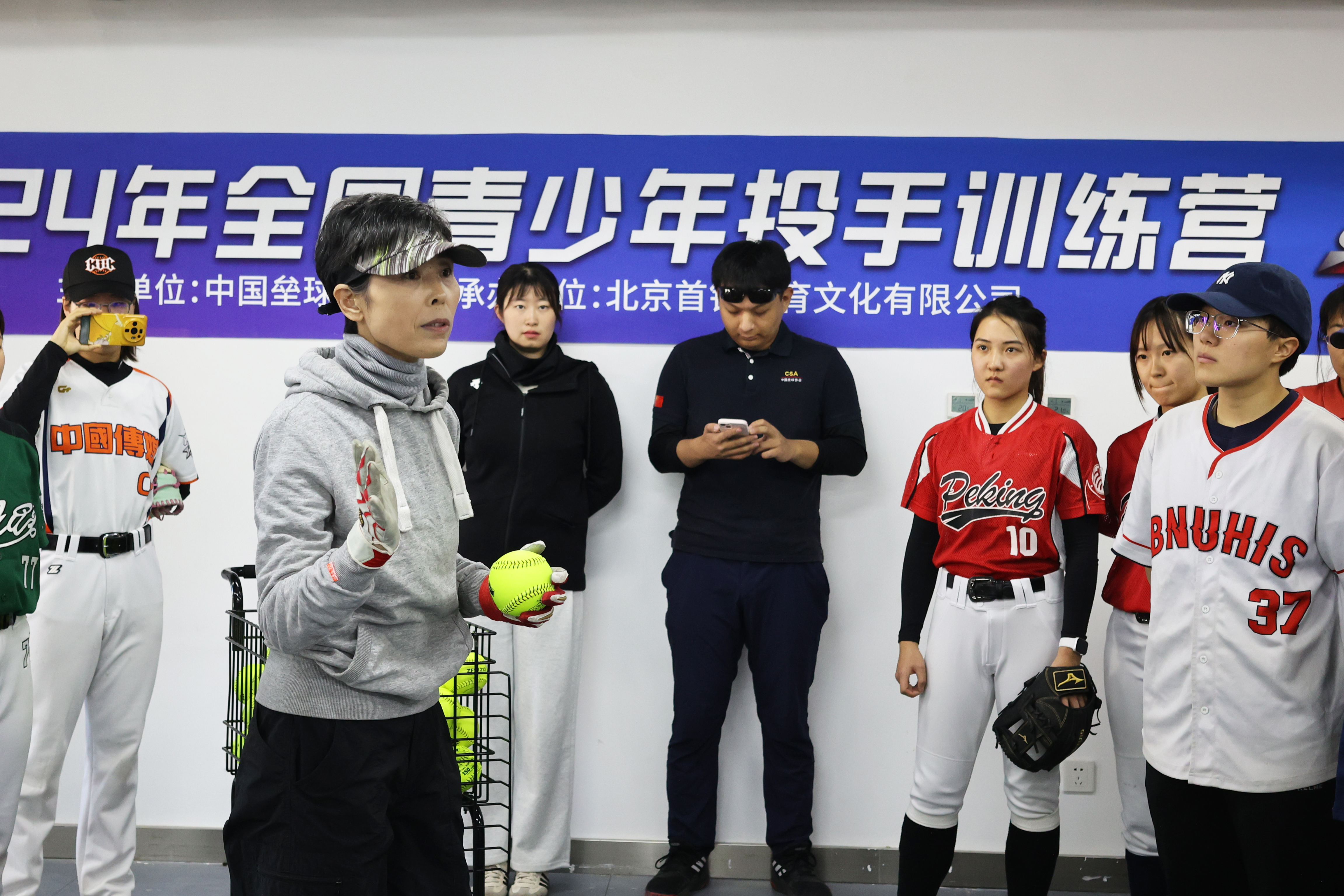 前女垒投手王丽红以高校为载体传递热爱点燃校