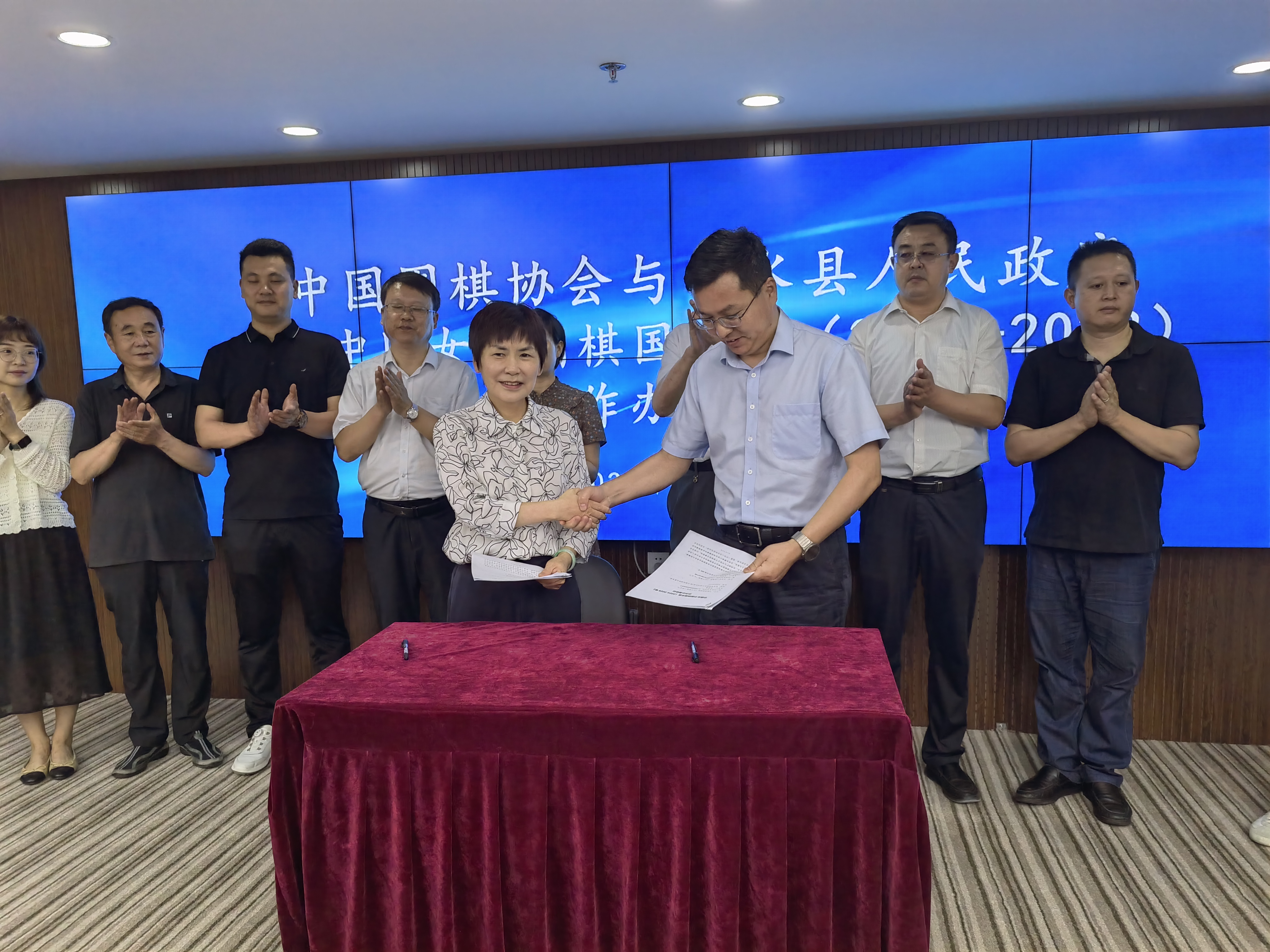 在北京海峡国际大厦举行的续约仪式宣布中国女