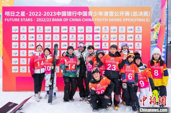 总决赛在北京万科石京龙滑雪场揭幕,标志明日