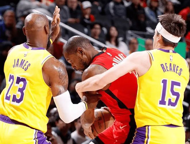 詹姆斯东契奇巅峰对决湖人6连胜火箭惨败